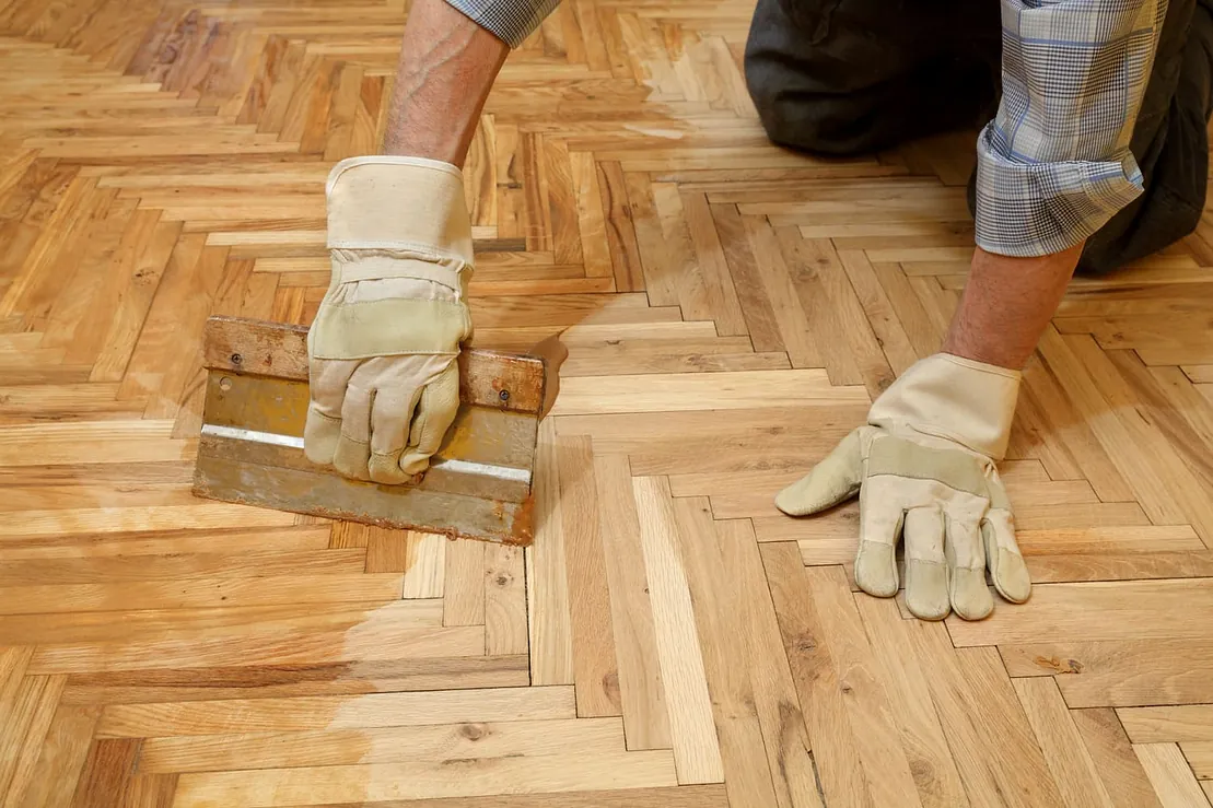 pegando suelo de parquet